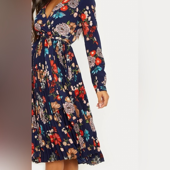 Pretty Little Thing NAVY FLORAL LONG SLEEVE PLEATED MIDI DRESS - Picture 4 of 6